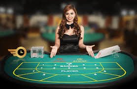Dealer kasino langsung memandu pemain di meja live casino merdekabet